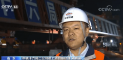 <b>国内最长公路斜跨铁路箱梁架设完成</b>